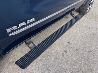 2023 Ram 1500 Crew Cab V, голубой, 8273974 рублей, вид 5