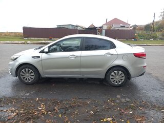 2015 Kia Rio III Рестайлинг, серебристый, 610000 рублей, вид 4