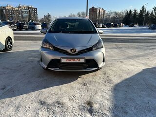 2016 Toyota Vitz III (XP130) Рестайлинг, серебристый, 890000 рублей, вид 2