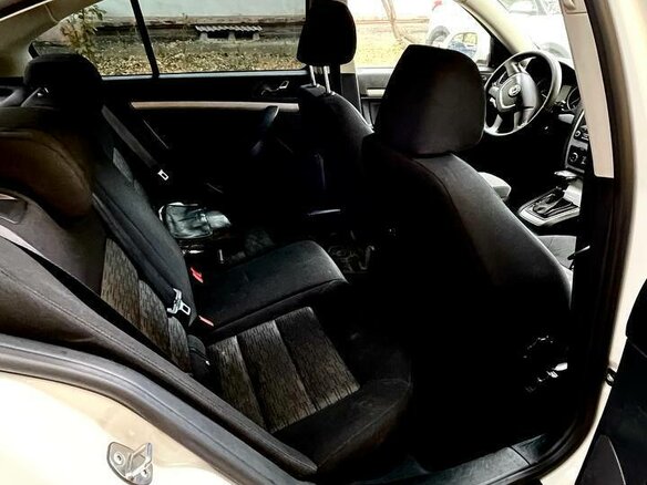 2012 Skoda Octavia II (A5) Рестайлинг, белый, 1200000 рублей - вид 8