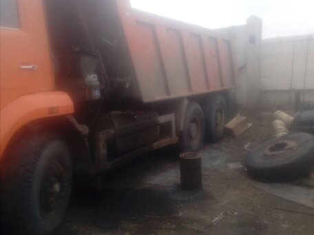 2005 КамАЗ 6520, красный, 975000 рублей, вид 4
