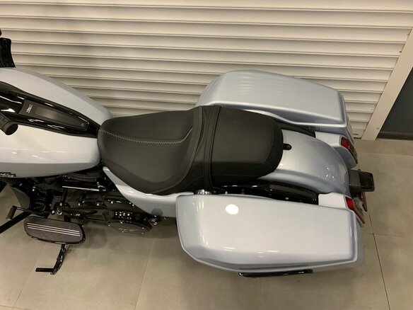 2024 Harley-Davidson Road Glide, серебристый, 3200000 рублей - вид 4