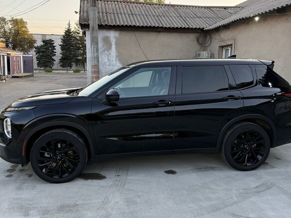 2021 Mitsubishi Outlander IV, чёрный, 3200000 рублей - вид 6