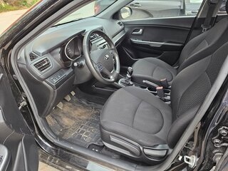 2017 Kia Rio III Рестайлинг, чёрный, 850000 рублей, вид 3