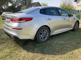 2020 Kia Optima IV Рестайлинг, серебристый, 1950000 рублей, вид 4