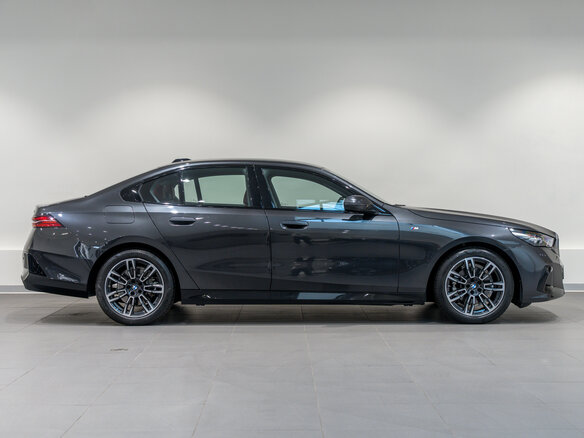 2024 BMW 5 серии 525i VIII (G60/G61/G68), чёрный, 6800000 рублей - вид 3