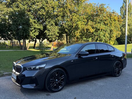 2023 BMW 5 серии 520d xDrive VIII (G60/G61/G68), серый, 7800000 рублей, вид 3