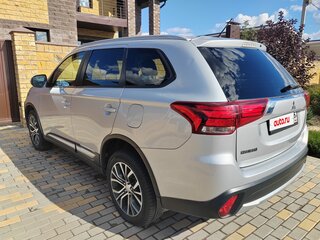 2016 Mitsubishi Outlander III Рестайлинг 2, серебристый, 1850000 рублей, вид 3