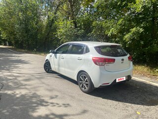 2015 Kia Rio III Рестайлинг, белый, 989898 рублей, вид 3