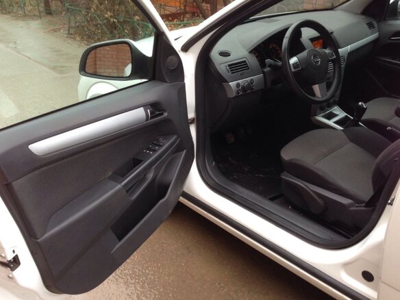 2011 Opel Astra H Рестайлинг, белый - вид 1