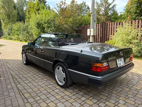 1992 Mercedes-Benz E-Класс 320 5-speed I (W124), чёрный, 3399000 рублей, вид 1