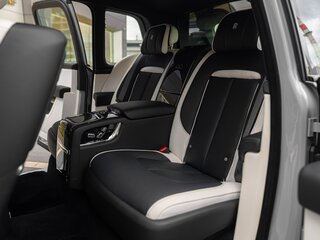 2026 Rolls-Royce Cullinan Black Badge I Рестайлинг (Series II), серый, 67900000 рублей, вид 3