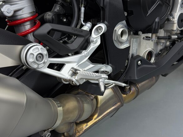 2023 BMW S 1000 RR, чёрный, 2000000 рублей - вид 12