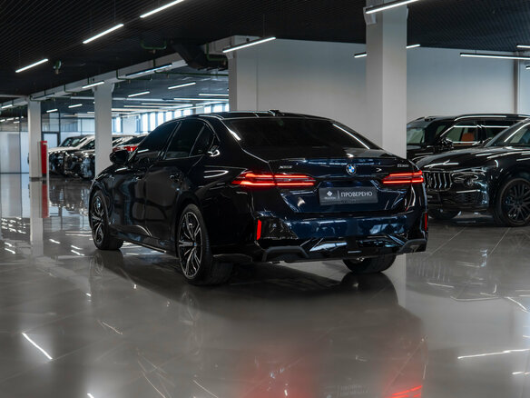 2024 BMW 5 серии 530i xDrive VIII (G60/G61/G68), синий, 8500000 рублей - вид 3