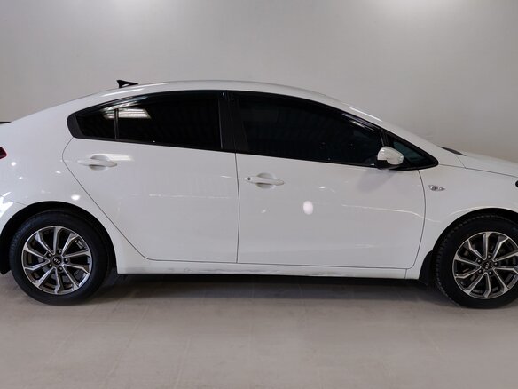 2019 Kia Cerato III Рестайлинг (Classic), белый, 1520000 рублей - вид 4