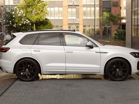 2019 Volkswagen Touareg III, белый, 6150000 рублей, вид 3