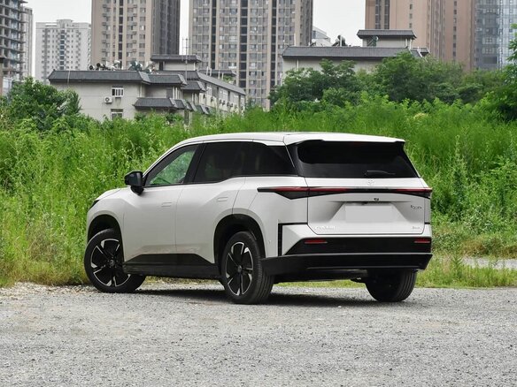 2026 Toyota bZ3X 58.3 kWh, чёрный, 3895003 рублей - вид 11