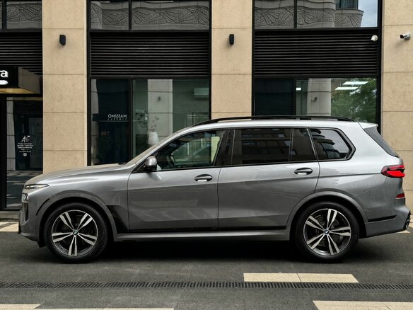 2025 BMW X7 40i I (G07) Рестайлинг, серый, 13999000 рублей - вид 4
