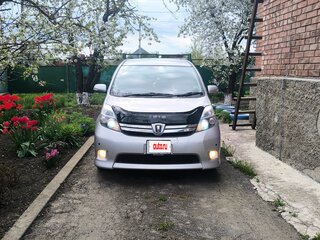 2011 Toyota ISis I Рестайлинг, серебристый, 1450000 рублей, вид 1