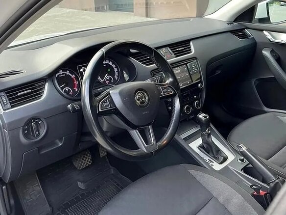 2018 Skoda Octavia III (A7) Рестайлинг, белый, 1450000 рублей - вид 9
