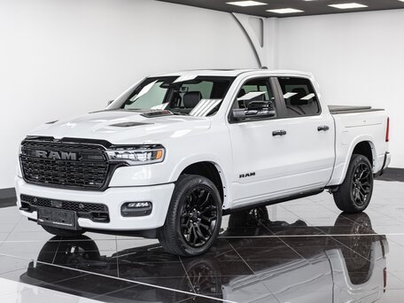 2025 Ram 1500 Crew Cab V Рестайлинг, белый, 9490000 рублей, вид 1