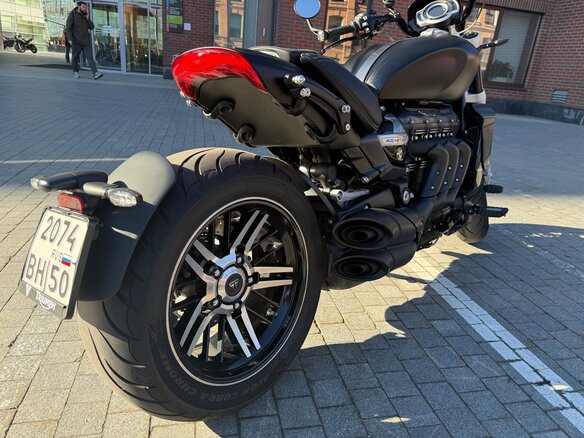 2023 Triumph Rocket 3, красный, 2500000 рублей - вид 5