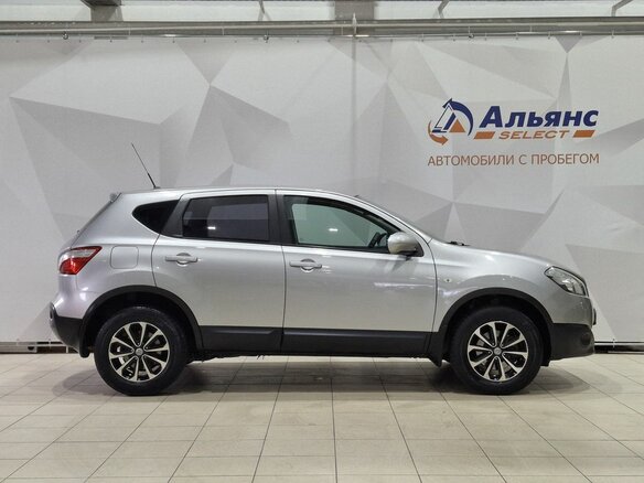 2013 Nissan Qashqai I Рестайлинг, серебристый, 1110000 рублей - вид 1