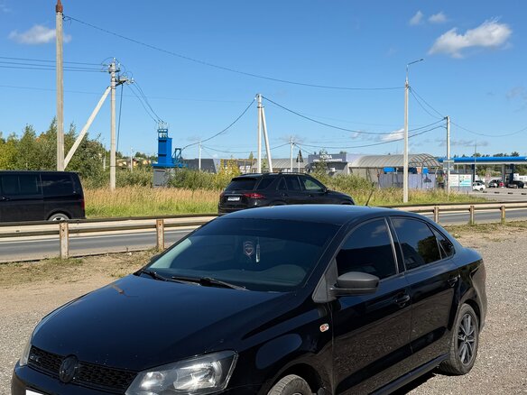 2014 Volkswagen Polo V, чёрный, 700000 рублей