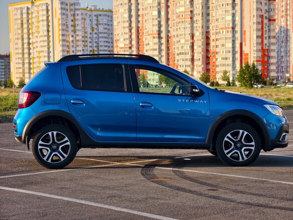 2020 Renault Sandero Stepway II Рестайлинг, синий, 1420000 рублей - вид 4