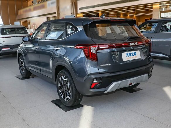 2026 Kia Seltos I Рестайлинг, белый - вид 3