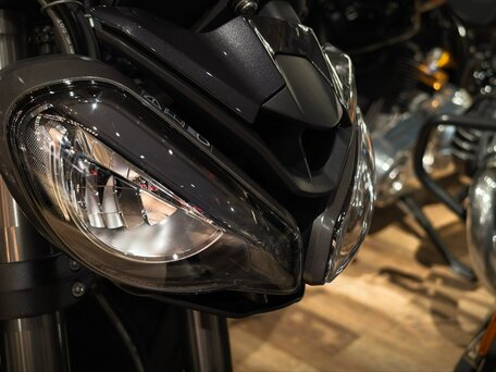 2026 Triumph Street Triple, серебристый, 1690000 рублей, вид 4