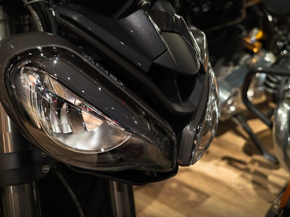 2026 Triumph Street Triple, серебристый, 1690000 рублей - вид 3