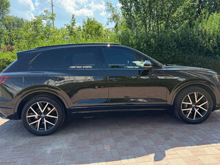 2021 Volkswagen Touareg III, чёрный, 5640000 рублей, вид 4