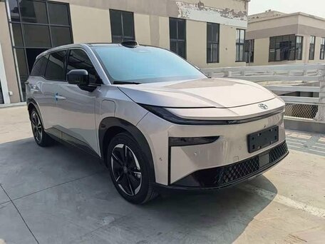 2026 Toyota bZ3X 58.3 kWh, золотистый, 2840000 рублей, вид 3