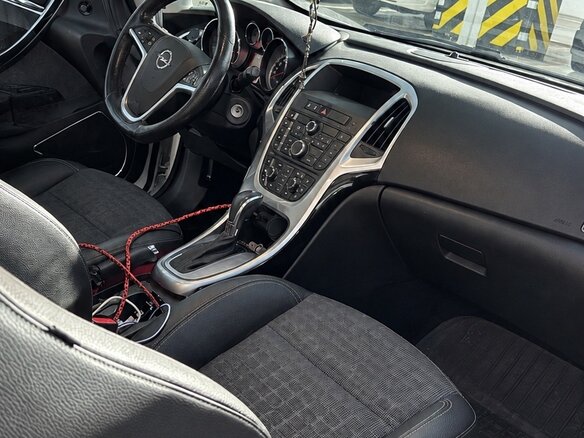 2013 Opel Astra GTC J Рестайлинг, белый, 595000 рублей - вид 4