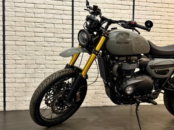 2023 Triumph Scrambler, серый - вид 3