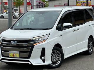 2021 Toyota Noah III (R80) Рестайлинг, белый, 1699000 рублей, вид 3