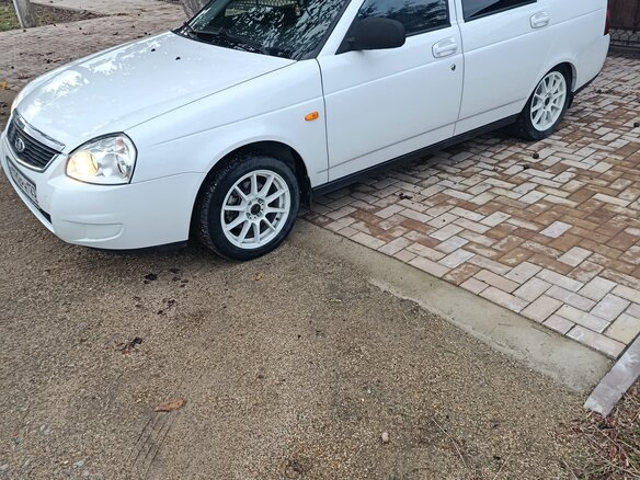 2015 Lada (ВАЗ) Priora I Рестайлинг, белый - вид 2