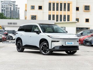 2026 Toyota bZ3X 58.3 kWh, серебристый, 2630003 рублей, вид 4