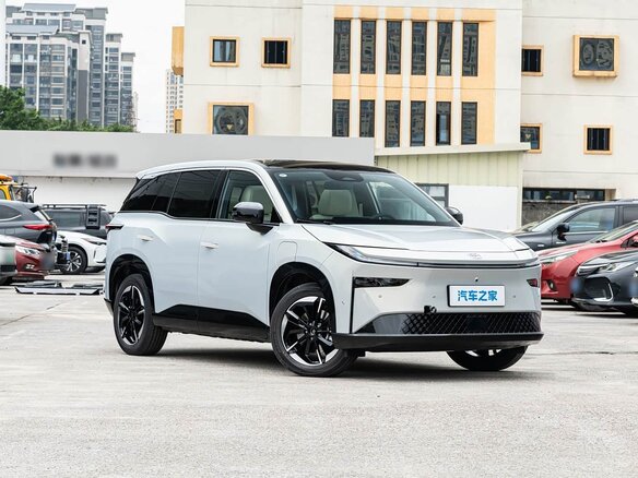 2026 Toyota bZ3X 58.3 kWh, серебристый, 2630003 рублей - вид 3