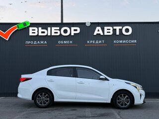 2021 Kia Rio IV Рестайлинг, белый, 1630000 рублей, вид 3