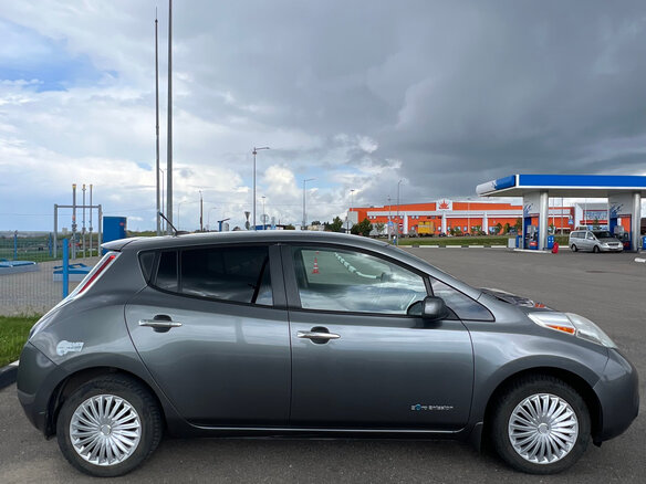 2014 Nissan Leaf (EM57) I (ZE0/AZE0), серый, 725000 рублей - вид 4