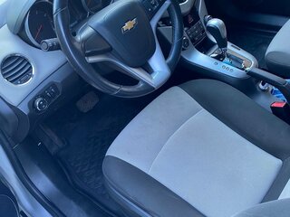 2012 Chevrolet Cruze I Рестайлинг, серебристый, 700000 рублей, вид 3