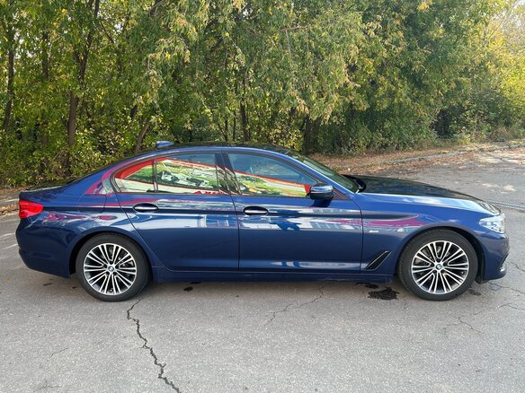 2017 BMW 5 серии 520d xDrive VII (G30/G31/G38), синий, 4000000 рублей - вид 3