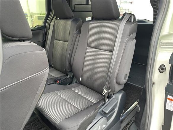 2021 Toyota Voxy III (R80) Рестайлинг, белый, 1790000 рублей - вид 18