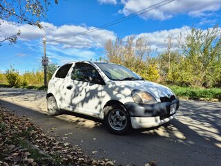 2001 Toyota Vitz I (P10), белый, 290000 рублей, вид 3