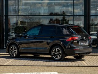 2020 Volkswagen Tiguan II, чёрный, 2125000 рублей, вид 4