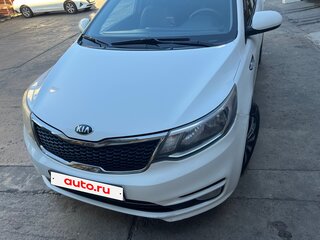 2015 Kia Rio III Рестайлинг, белый, 650000 рублей, вид 2