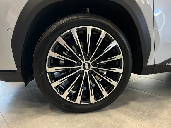 2026 Geely Galaxy M7, серебристый - вид 3