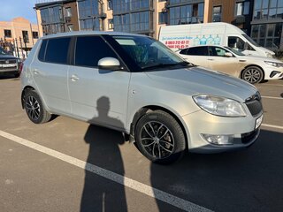 2011 Skoda Fabia II Рестайлинг, серебристый, 720000 рублей, вид 1